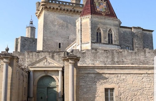Remoulins Casa | Family home at pont du gard.