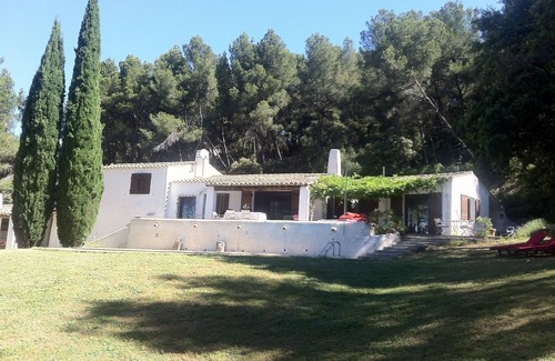 Sorgues Villa | Family home in a pine forest