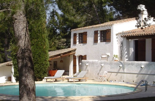 Sorgues Villa | Family home in a pine forest