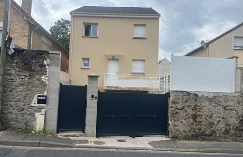 Villecresnes Casa | Family home in a quiet, respectful neighborhood.