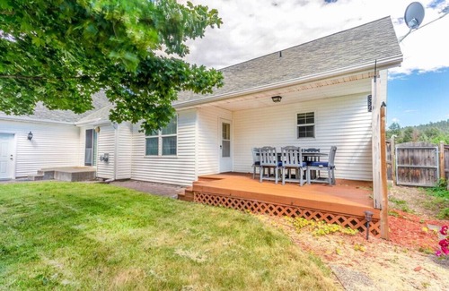 Post Falls Apartamento | Majestic Home by the River- Pool Table and Fire Pit