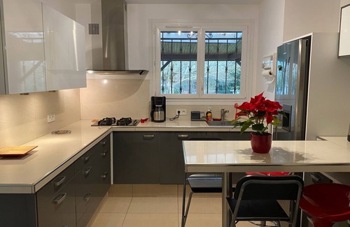 Merignac Casa | Family home with large garden and play area