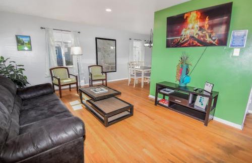 Southeast Casa | Family Home with Large Yard & Golf Theme Near Rail