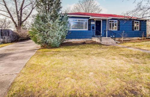 Southeast Casa | Family Home with Large Yard & Golf Theme Near Rail