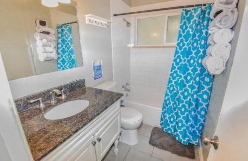 Southeast Casa | Family Home with Large Yard & Golf Theme Near Rail