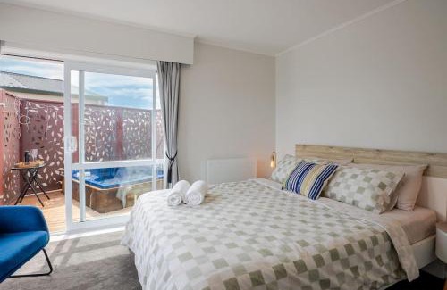Hornby Casa | Family Home with Spa, Office and BBQ