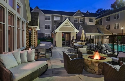 Town Center Apartamento | Family Hotel with Fully Equipped Kitchen & Outdoor Pool in Downtown Kennesaw!