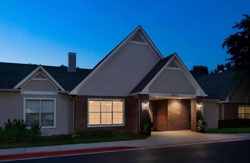 Town Center Apartamento | Family Hotel with Fully Equipped Kitchen & Outdoor Pool in Downtown Kennesaw!