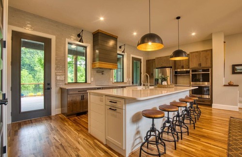 Johnson City Casa | Family House on Watauga River
