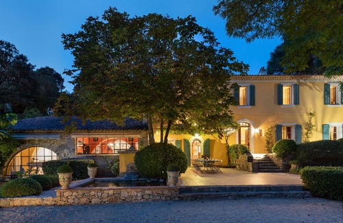 Pignans Casa | Family house surrounded by a vineyard in the middle of peace and nature.