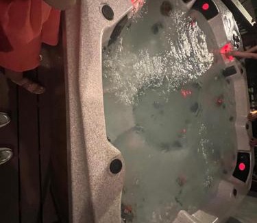 Charlotte Casa | Family House with Jacuzzi