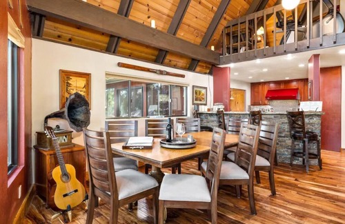 Fort Walton Beach - Destin Cabina | Family Lakehouse w/ Private Dock & Swim!