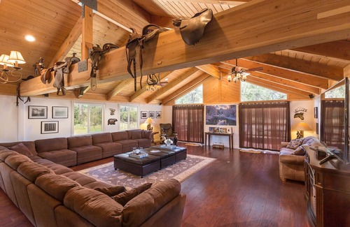 Mariposa Cabina | Yosemite Pines Lodge, Large LuxurIous Lodge, ¡un maravilloso retiro familiar!