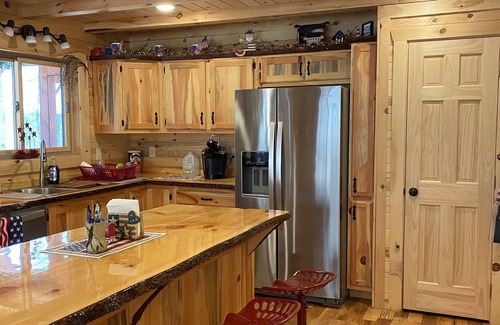 Birchwood Cabina | Family log home nestled in the woods just minutes from trails.
