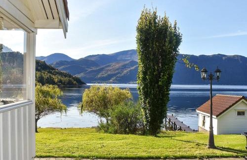 Ulstein Municipality Casa | Family Oasis with Lake View-By Traum