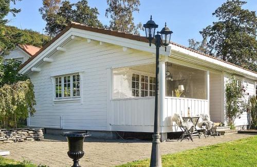 Ulstein Municipality Casa | Family Oasis with Lake View-By Traum