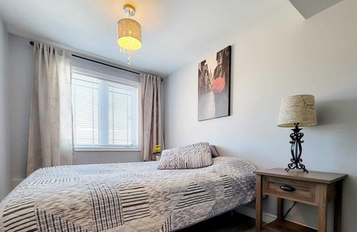 Innisfil Apartamento | Family-oriented neighborhood. Modern basement apartment with beautiful ravine.