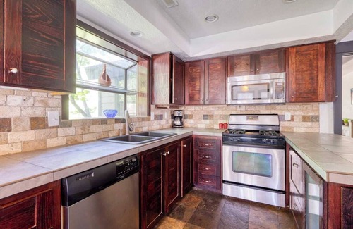 Southern Crossing Casa | Family/pet friendly home, sleeps 8. Enjoy our game room & soak in the hot tub after exploring Bend.