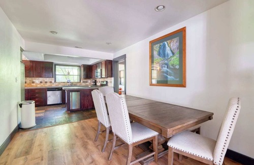 Southern Crossing Casa | Family/pet friendly home, sleeps 8. Enjoy our game room & soak in the hot tub after exploring Bend.