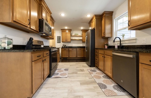Jeffersonville - Clarksville Casa | Family poolside retreat- 8 mins to Louisville