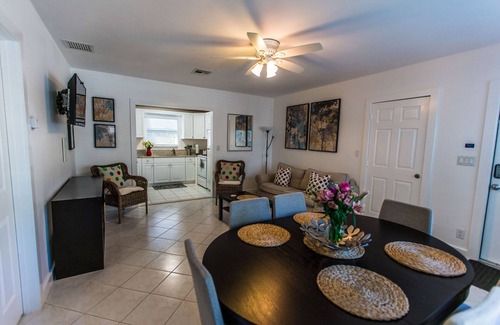Survey Creek Condominio | Family Poolside Suite with full kitchen! sleeps 5