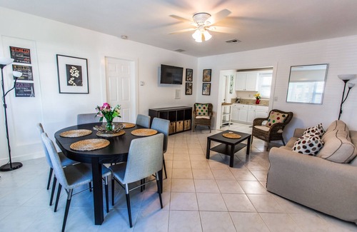 Survey Creek Condominio | Family Poolside Suite with full kitchen! sleeps 5