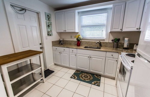 Survey Creek Condominio | Family Poolside Suite with full kitchen! sleeps 5