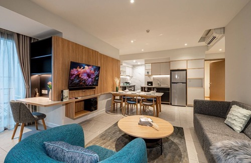Phuong 1 Apartamento | Family retreat 8BR in Dist 1 4P's Pizza Hadilao Free Pool and Gym