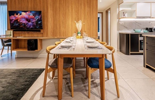Phuong 1 Apartamento | Family retreat 8BR in Dist 1 4P's Pizza Hadilao Free Pool and Gym