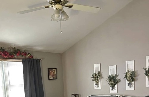 Shrewsbury Chalet De Esquí | Family Retreat! Large Game Room, fenced in yard with hot tub and fire pit.
