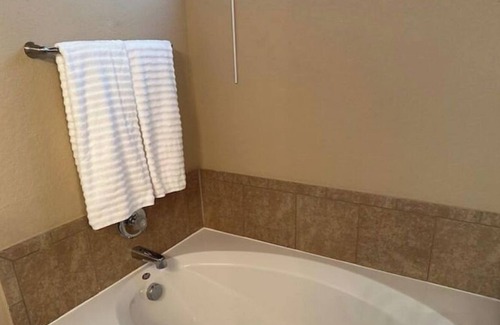 Timberwood Park Casa | Family Retreat - Walk to Pool, Playground & Bball