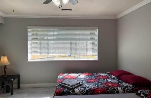 Surrey Newton Casa | Family Room with Attached Bathroom at King George Boulevard- Restaurants, Shopping, Transit at Walking Distance KG3