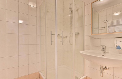 Schoeder Casa | Family room with shower, WC - Gasthof Neuwirt