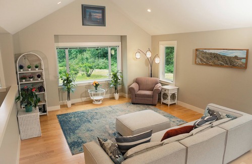 Fanny Bay Otro | Family's Coastal Paradise: Ocean & Mountain Serenity for Unmatched Peace