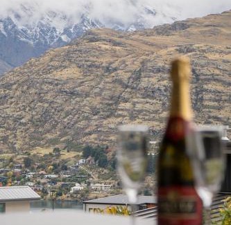 Queenstown Casa | Family Size Holiday Home With Remarkable Views & Sauna, Close to Town
