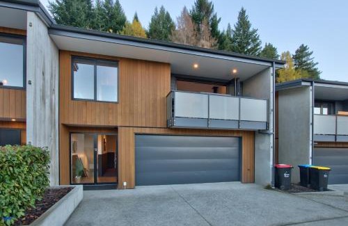 Queenstown Casa | Family Size Holiday Home With Remarkable Views & Sauna, Close to Town