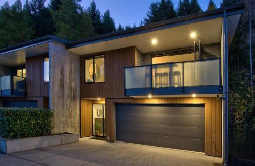 Queenstown Casa | Family Size Holiday Home With Remarkable Views & Sauna, Close to Town