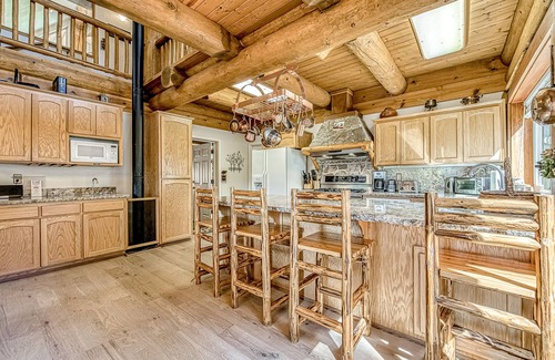 Lakeshore Chalet De Esquí | Cabina de tamaño familiar con terraza, cerca de Huntington Lake y China Peak.