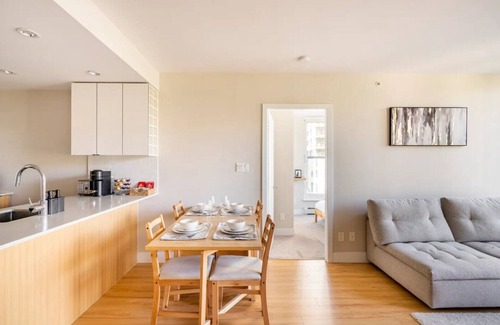 Southeast False Creek Apartamento | Family Size Luxury Residence/Parking/Gym/Mountain View/Complete with Essentials
