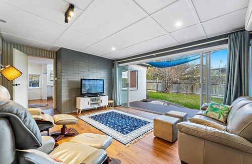 Potato Point Casa | Family-sized home with large deck - 200m to the beach