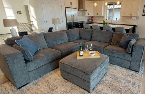 Vernon Casa | Family Sized Modern Farmhouse Luxury w/ Golf Course Views. Pet-Friendly!