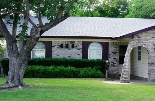 Haltom City Casa | Family Sized, Modern 3 bd & 2b House - Central & Close to Downtown!