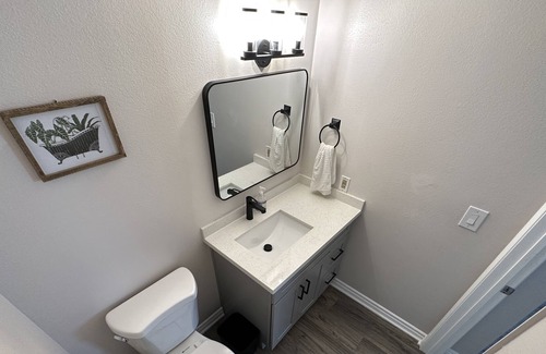 Downey Condominio | Family-sized Retreat w/ Hot Tub Near Disney, Theme Parks, Beaches & Shopping!