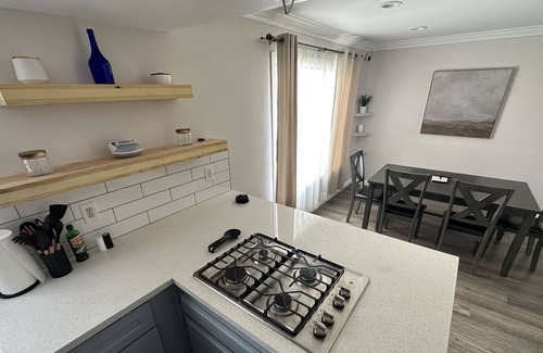 Downey Condominio | Family-sized Retreat w/ Hot Tub Near Disney, Theme Parks, Beaches & Shopping!