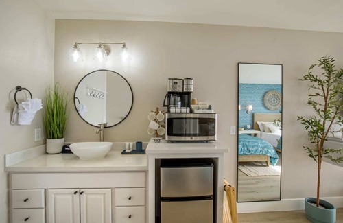 Shelter Cove Casa | Family Suite | Jacuzzi | Double Queen | Rm 6