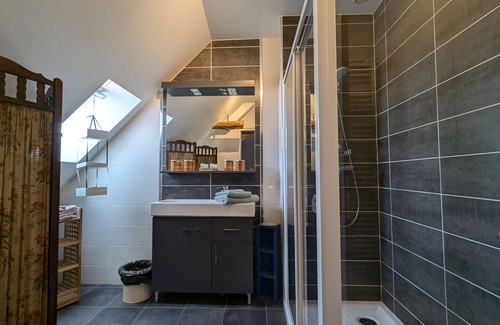 Chateauroux Cama Y Desayuno | Suite familiar con 2 dormitorios, salón y desayuno en Châteauroux