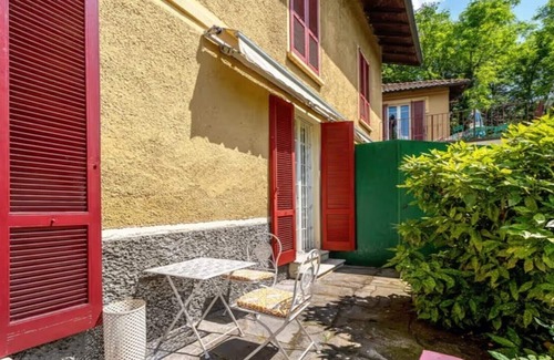 Capolago Apartamento | Family suite with fireplace and terrace in villa with park-Lago di Varese