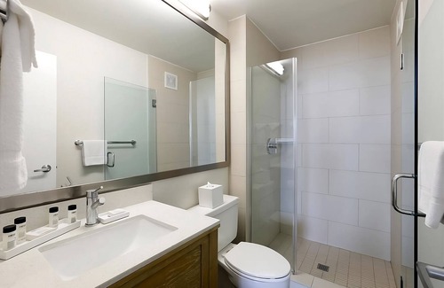 Mission Beach Hotel | Family Vacation! Close to SeaWorld and San Diego Airport! Onsite Pool!
