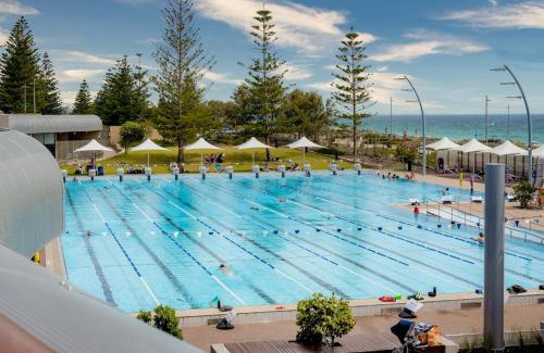 Karrinyup Casa | Family Vacation Escapade Shops Beach and Sun Await