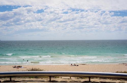 Karrinyup Casa | Family Vacation Escapade Shops Beach and Sun Await